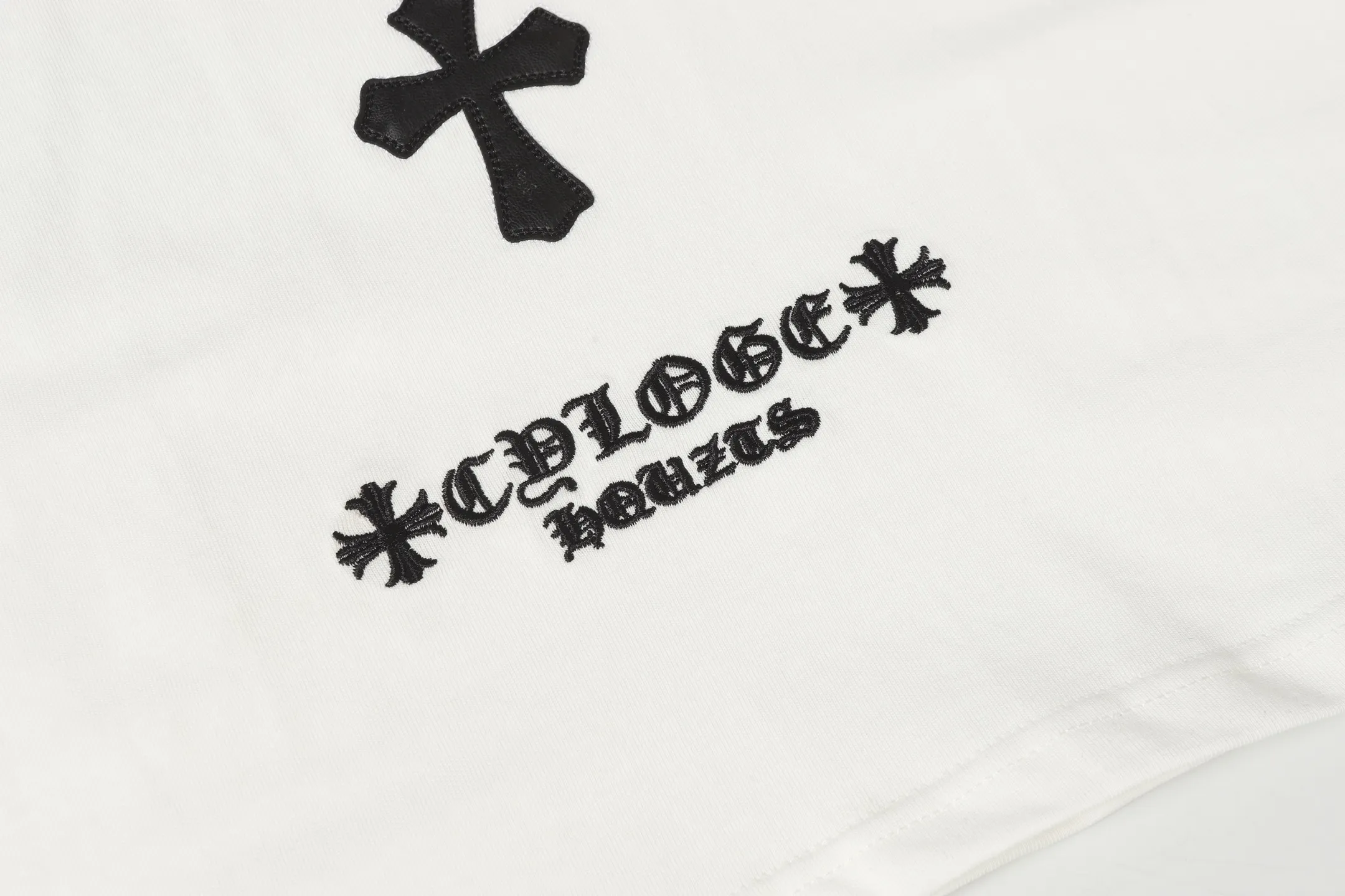 P170 Chrome Hearts CH Chrome Hearts leather cross short-sleeved T-shirt Uses direct injection imported machine printing Hardware and accessories are all milled and customized Correctly configured Black 2025 Chrome Hearts authentic packaging 280 grams of custom-dyed double-yarn cotton Large version Loose and stylish Different from lower versions The slim and long version The upper body pulls the hips 100% commitment: top quality Do not make fast food The highest version on the market Top quality - different from the ordinary versions in the market If you care about quality You must also respect the price. Absolutely zero after-sales service. The return rate so far is 0. It’s hard not to love the style. - 280g double yarn cotton custom-dyed fabric. - Correct high-density main mark. Washed tag. Hand-sewn.